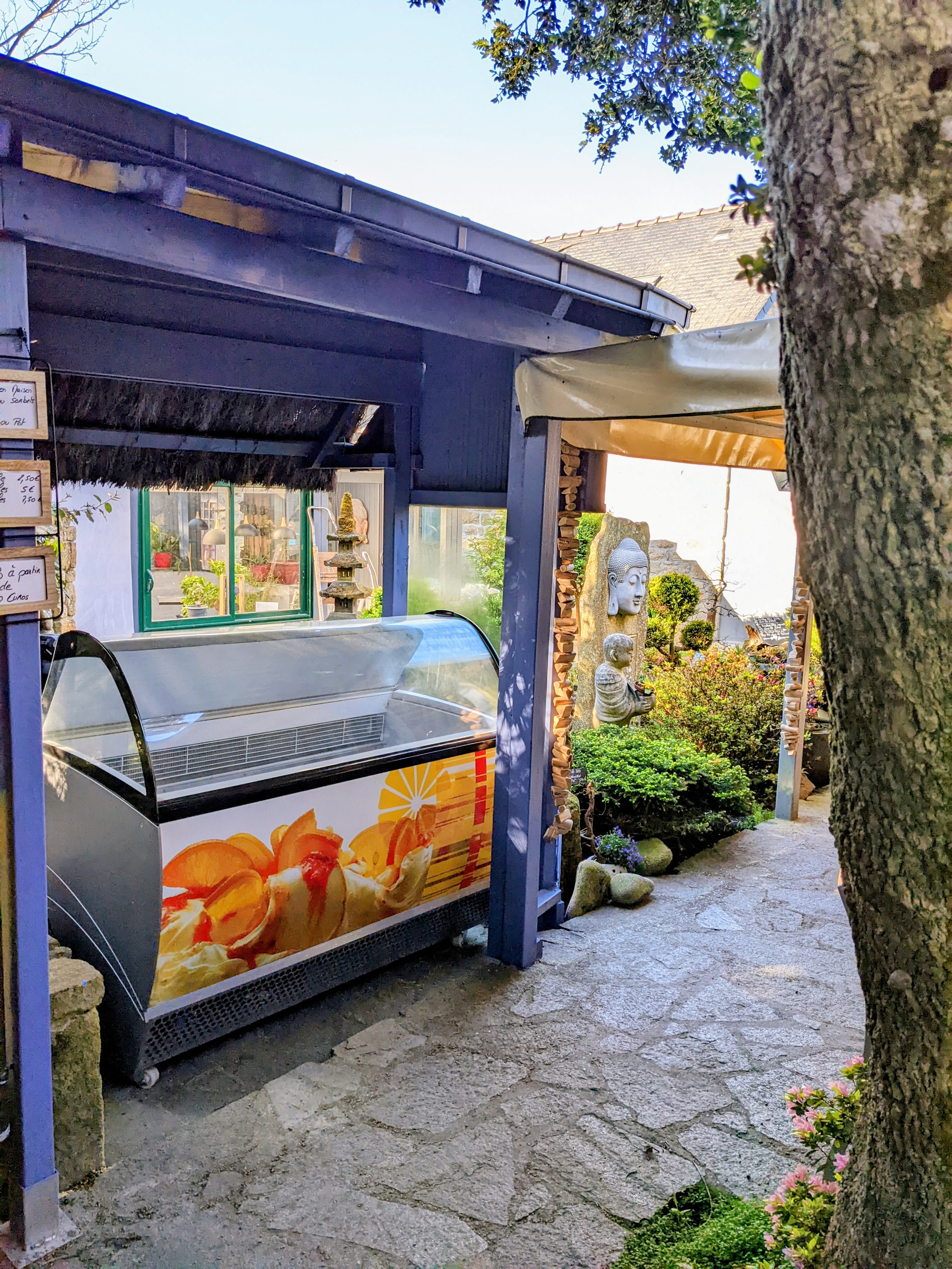 Vitrine ISA Millennium occasion installée en extérieur