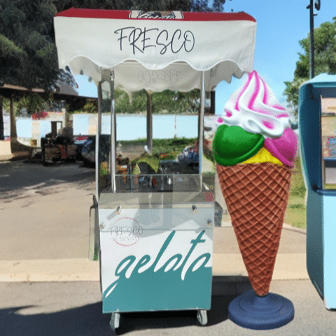 Stop trottoir glace boule chantilly dans son environnement à côté de la machine FRESCO.