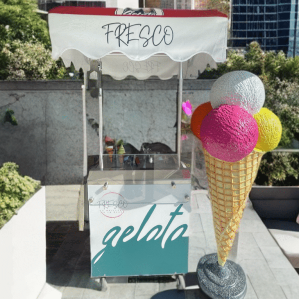 Stop-trottoir glace boule placé devant la machine à glace Fresco.